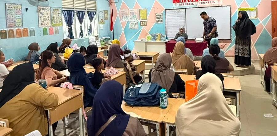 Foto : Karyawan BPR Banda Raya sedang memberikan penjelasan kepada wali murid dalam kegiatan Literasi dan Inklusi keuangan di salah satu sekolah di Batam.